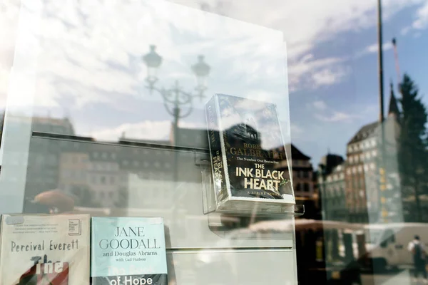 2022年10月28日 法国斯特拉斯堡 罗伯特 加尔布雷斯 Robert Galbraith 在书店展示的 墨水黑心 一书对市中心的反思 — 图库照片