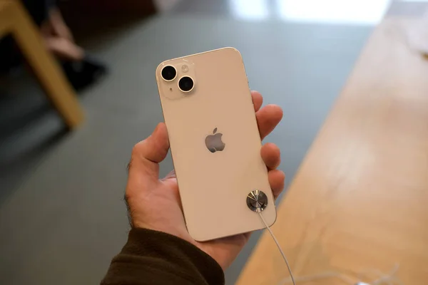 2022年10月28日 男性手握新的金色Iphone 新智能手机 由苹果电脑后视镜双摄像机拍摄 — 图库照片