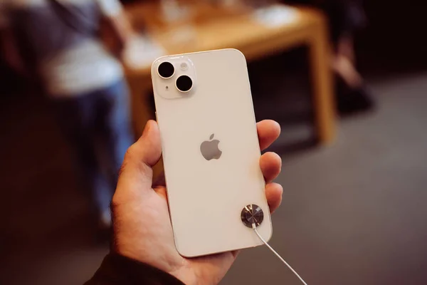 フランス 2022年10月28日 男性の手が新しい強力な金色のIphoneを保持14 Appleのコンピュータによるプラス新しいスマートフォンダブルカメラでリアビュー — ストック写真
