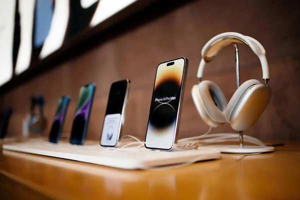 フランス 2022年10月28日 アップルのコンピュータのすべての現在の行の行Iphoneのスマートフォン 銀Airpodsと14のプロマックス電話に焦点を当てる最大ヘッドフォン — ストック写真