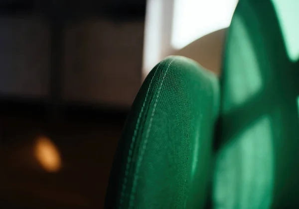 Абстрактно Зеленая Деталь Кресла Сшитая Белой Тройкой — стоковое фото