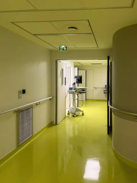 大規模なLcd画面と複数の入力とストレージデータと現代の看護師コンピューティングワークステーションと大規模な病院の廊下 — ストック写真