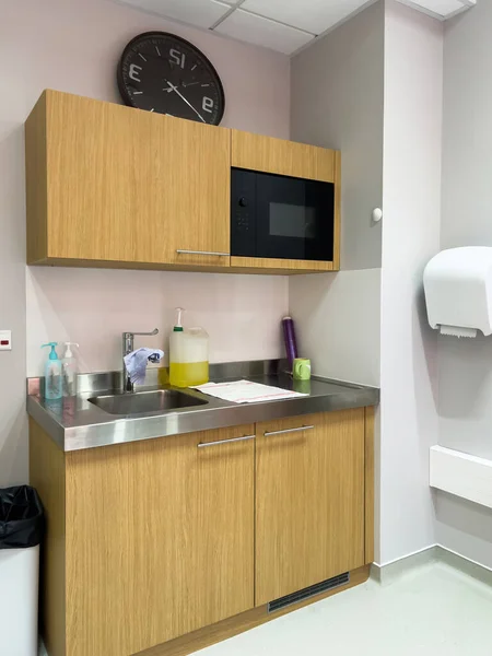 医院候诊室内配备微波炉的现代小厨房 — 图库照片