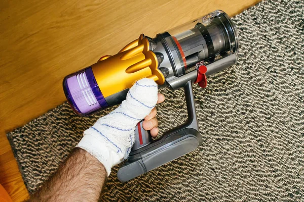 Male Hand Holding Pov New Cordless Vacuum Cleaner Empty Bin — Stock Photo, Image