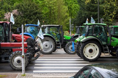 Strasbourg, Fransa - 30 Nisan 2021: Brüksel 'de CAP müzakerelerine baskı uygulaması için Avrupa Konseyi önünde çiftçi protestosu