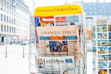 Paris, Fransa - 20 Mart 2015: Tilt-shift lensi Uluslararası basın Paris 'in orta kesimindeki basın büfesinde satışa sunuldu