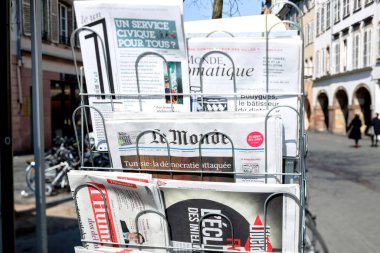 Paris, Fransa - 20 Mart 2015: Tilt-shift lensi Uluslararası Fransız basını, Paris 'in orta kesimindeki basın büfesinde satışta.