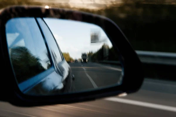 Abstrato Visão Desfocada Borrão Espelho Retrovisor Carro Dirigindo Silhueta Estrada — Fotografia de Stock