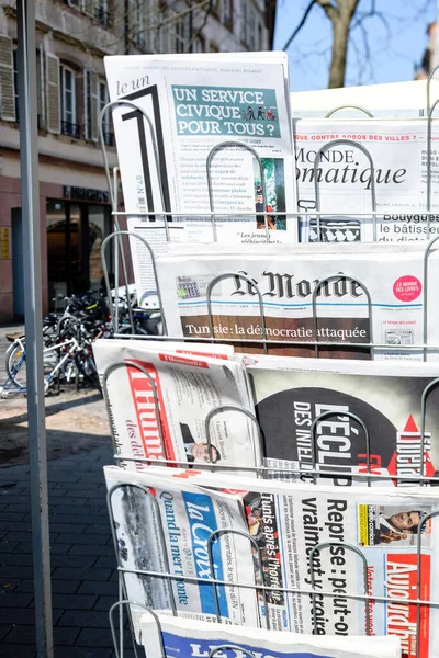 Paris, Fransa - 20 Mar 2015: Paris 'in orta kesimindeki basın büfesinde satılık uluslararası Fransız basını - iş dünyası, güncel ilişkiler ve siyaset kapsamı