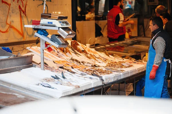 Thessaloniki Řecko Října 2014 Prodavač Ryb Centrálním Trhu Rybami Střední — Stock fotografie