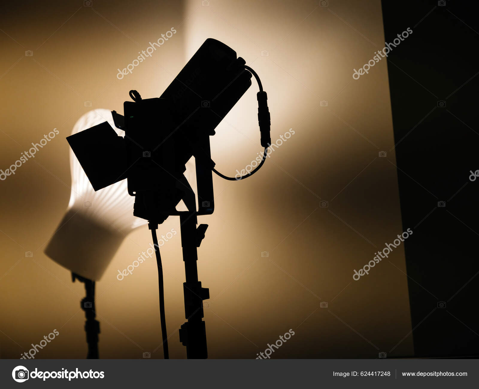 Interior Estúdio Foto Com Sombra Uma Luz Fresnel — Foto © ifeelstock  #624417248, image size:1600x1301