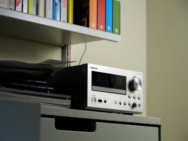 Londra, Birleşik Krallık - 1 Ocak 2022: Vitsoe raflarındaki Onkyo CR-n755 ses sisteminin kapatılması