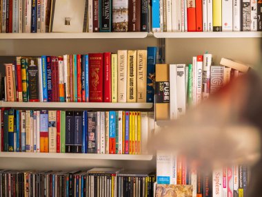 Londra, Birleşik Krallık - 1 Ocak 2022: Modern lüks mobilyalar üzerine birden fazla kitap - Vitsoe 'nin 606 Evrensel Raflama Sistemi