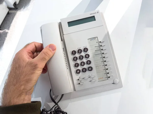 スウェーデン 2022年10月1日 Pov男性手保持手にザエリクソンMd30ヴィンテージ有線電話でオフィステーブル — ストック写真