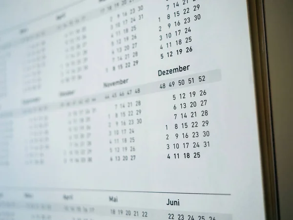 ドイツのカレンダーページで12月に集中解除されたマクロショット 12月 — ストック写真