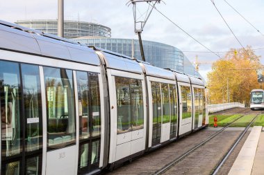 Strasbourg, Fransa - 22 Kasım 2022: Tramvay arka planda Avrupa kurum binası ile kentten geçiyor
