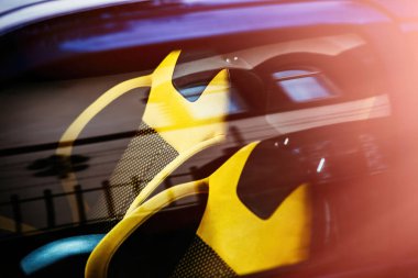 Sarı kumaş koltuklu bir spor arabanın iç görünümü - soyut görünüm