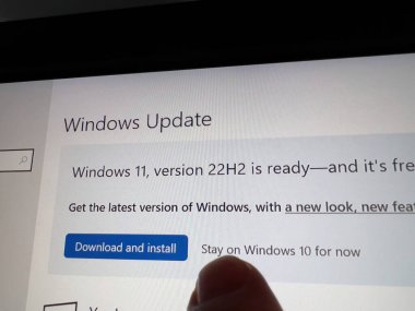 Paris, Fransa - Ekim 5, 2022: POV erkek parmağı bir ekranın dokunmatik ekranını gösteriyor - Windows Update Windows 11 sürümü 22h2 indirilmeye hazır - yükle ya da Windows 10 'da kal