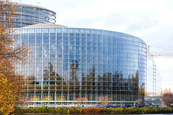 Strasbourg France Nov 2022 Автомобілі Припаркувалися Біля Фасаду Європейського Парламенту — стокове фото