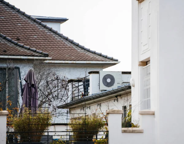 住宅の屋上にヒートポンプ 住宅の暖房や水の生産のための環境に優しいソリューション — ストック写真
