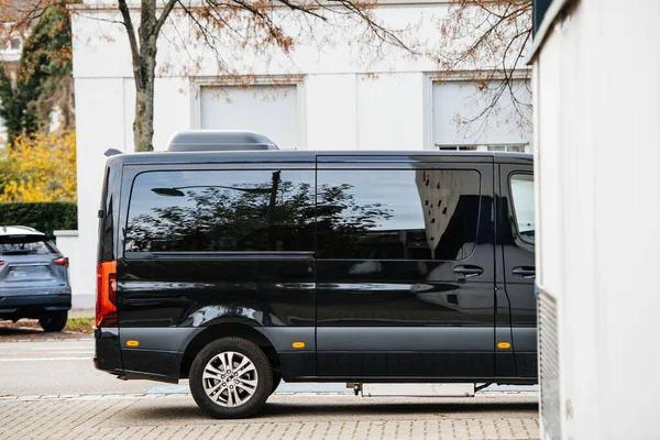 Widok Tyłu Czarny Wykonawczy Luksusowy Van Zaparkowany Mieście Boczne Drzwi — Zdjęcie stockowe