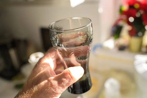 Pov Persönliche Perspektive Männliche Hand Hält Glas Wasser Graues Glas — Stockfoto