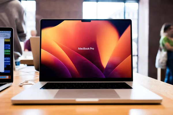 2022年10月28日 新的强大的苹果笔记本电脑的前景 世界著名的Macbook Pro 16英寸与新的Apple Silicon处理器 背景下的客户购物 — 图库照片