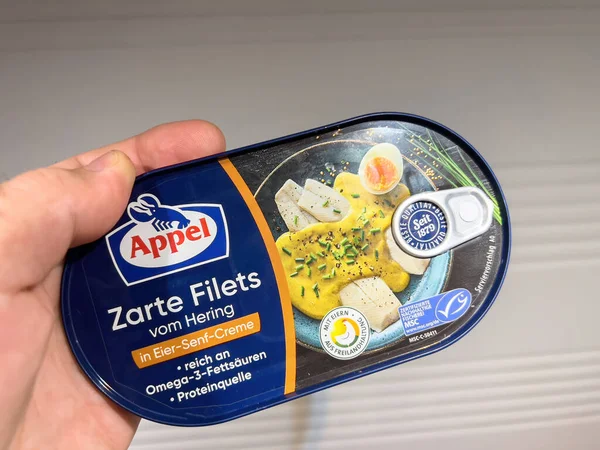 フランクフルト ドイツ 2022年10月8日 Povオスの手を保持魚の保存缶とともにAppel Zarte Filets Hering Eier Sef Egg — ストック写真