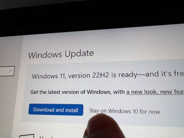 法国巴黎 2022年8月5日 Pov男性手指显示触摸屏显示 Windows Update Windows 11第22H2版已准备好下载 安装或保留在Windows 10上 — 图库照片