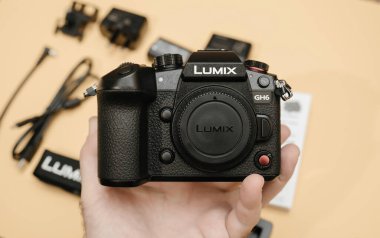 Paris, Fransa - 20 Kasım 2022: Yeni Panasonic Lumix DMC-GH6 Micro Four Third System dijital kamera ve 5l 10 bit video kayıt dahili kapasitesi