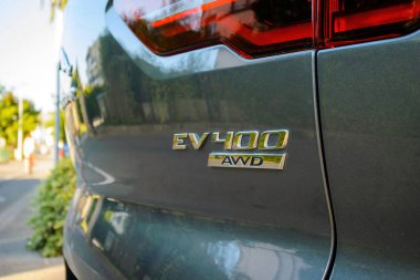 Paris, Fransa - 12 Ağustos 2022: Yeni bir Jaguar I-Pace SUV ile EV400 AWD 'ye yakın çekim