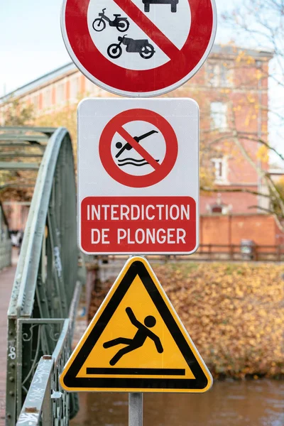 橋の近くの交差点De Plonger Sign ダイビングを禁止する交差点として翻訳 — ストック写真