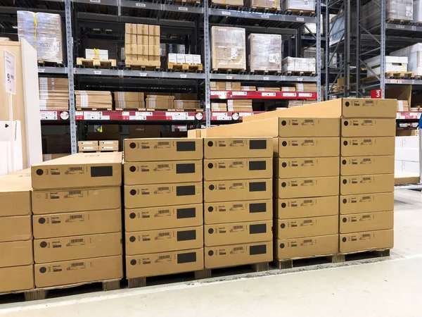 2022年10月26日 法国巴黎 安排了一个又一个带有大仓库的Ikea Kallax纸板箱 — 图库照片