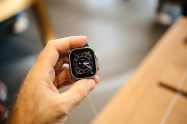 Paris, Fransa - 28 Ekim 2022: POV erkek, Apple Computer tarafından üretilen yeni Apple Watch ultra 'yı tutuyor - odaklanmış bulanık arka plan - yeni profesyonel atlet yüzü
