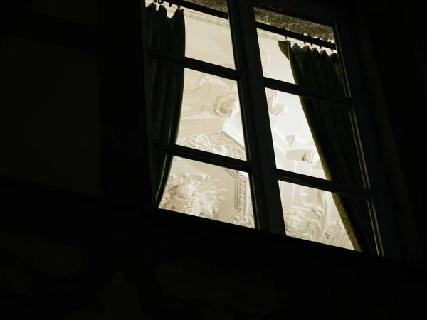 Niedriger Winkel Blick Auf Fenster Mit Dicken Vorhängen Und Replikation — Stockfoto