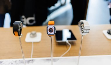 Paris, Fransa - 28 Ekim 2022: Apple Computer tarafından üretilen üç yeni Apple Watch Ultra giyilebilir cihazın kahraman objesi