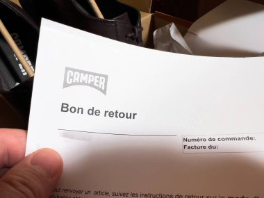 Londra, 20 Ekim 2022: Kamper Shoes ve Bon de Retour 'un faturasına kişisel bakış açısı - geri dönüş battaniyesi