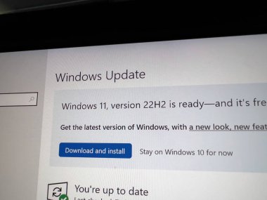 Paris, Fransa - 5 Ekim 2022: Microsoft Windows Update sürümü 11 22h2 hazır - yeni işletim sistemi için yükleme ve yükleme düğmesi