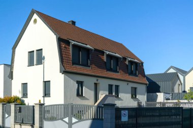 Kapalı pencereli modern ev - açık mavi gökyüzü - satılık kırsal arazi