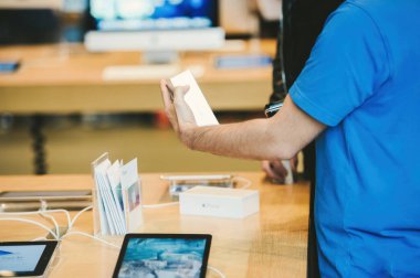 Strasbourg, Fransa - Sep 19, 2014: Yakın zamanda Apple Bilgisayarları tarafından satılan iPhone Smartphone 'un mavi tişörtlü barkodunu tarayan dahi işçi