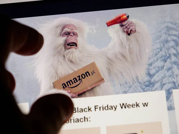 フランス 11月28 2022 コンピュータのディスプレイ上の男性の手 AmazonプライムPolskaポーランドのウェブサイトブラックフライデーは オンライン電子商取引の巨人のアマゾンウェブサイト上で真夜中に終了しています — ストック写真