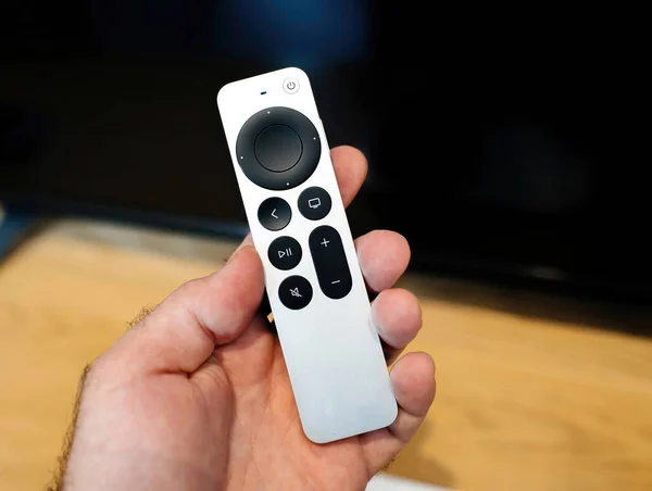 フランス 2022年10月28日 Appleコンピュータの男性の手のクローズアップSiriテレビの前で新しいApple 4Kタッチ対応クリックパッドのリモート音声認識 フォーカスを絞った背景 ミュートボタン — ストック写真
