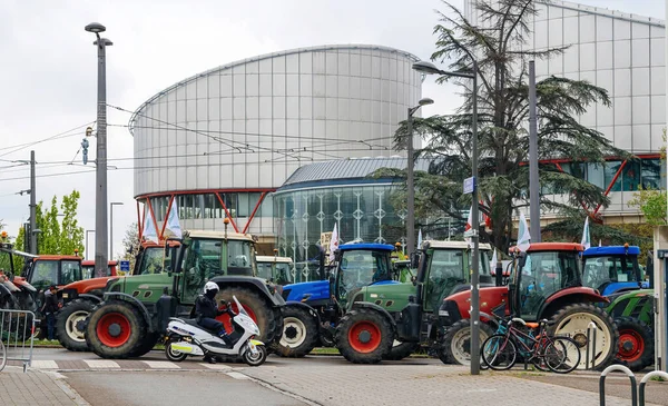 Strasbourg, Fransa - 30 Nisan 2021: Avrupa İnsan Hakları Mahkemesi önünde çiftçi protestosu için 1000 traktör yola çıktı