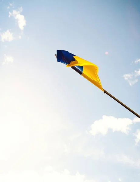 Pohled Zdola Mírumilovně Mávající Vlajka Ukrajiny Prapor Ukrainy Stejně Velkými — Stock fotografie