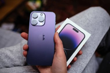 Londra, Birleşik Krallık - Bölüm 28, 2022: POV 'lu kadın yeni Deep Purple marka yeni çıkan iPhone 14 profesyonel akıllı telefonu her zaman açık ve dinamyc adası yenilikçi