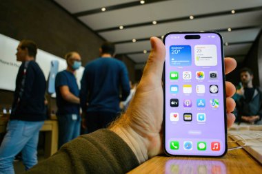 Paris, Fransa - Sep 22, 2022: Tüm uygulama uygulama simgeleri retina ekranında - Apple yeni akıllı telefon iPhone 14 Pro ve iPhone 14 Pro - müşteri alımı aygıtı büyük
