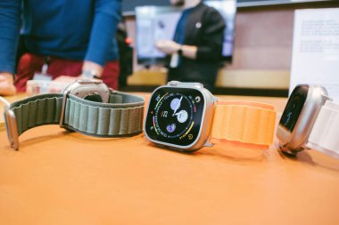 Paris, Fransa - 22 Eylül 2022: Formda izleme, sağlık odaklı yetenekler ve telsiz telekomünikasyon ile profesyonel yeni özelliklere sahip üç yeni Apple Watch Ultra