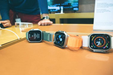 Paris, Fransa - 22 Eylül 2022: Formda izleme, sağlık odaklı yetenekler ve telsiz telekomünikasyon ile profesyonel yeni özelliklere sahip üç yeni Apple Watch Ultra