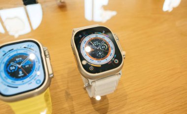 Paris, Fransa - Sep 22, 2022: Detaylı izleme yüzü - Yakın plan yeni Apple Watch Ultra fitness izleme, sağlık odaklı beceriler ve kablosuz telekomünikasyon