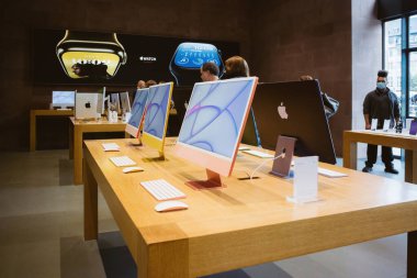 Paris, Fransa - 22 Eylül 2022: Apple tarafından tasarlanan ve üretilen yeni iMac Apple Bilgisayarları hepsi bir arada Mac masaüstü bilgisayarlar - arka planda reklam izleyin
